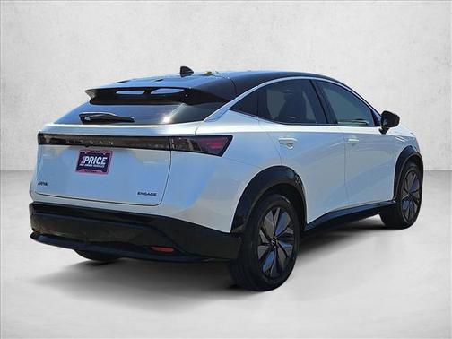 Everest White Pearl Tricoat/Black Diamond Pearl 2023 Nissan ARIYA ENGAGE