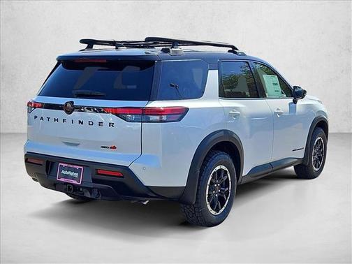 Everest White Pearl Tricoat/Super Black 2026 Nissan Pathfinder Rock Creek