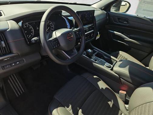 Everest White Pearl Tricoat/Super Black 2026 Nissan Pathfinder Rock Creek