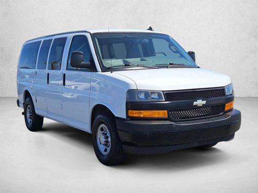 Summit White 2018 Chevrolet Express 2500 LT