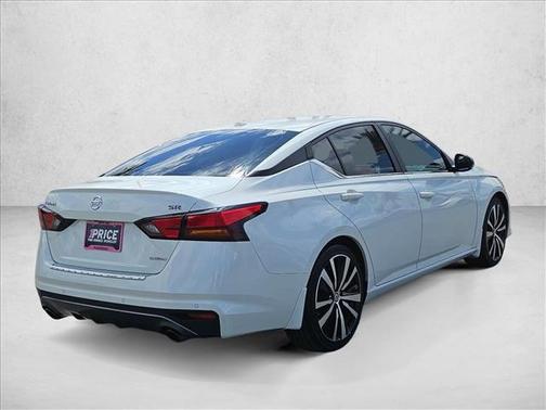 Pearl White Tricoat 2022 Nissan Altima SR VC-Turbo FWD