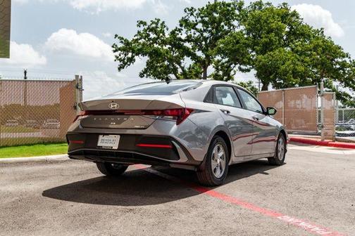 Fluid Metal 2025 Hyundai ELANTRA SE