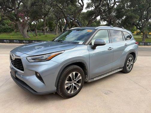 Moon Dust 2022 Toyota Highlander Hybrid XLE