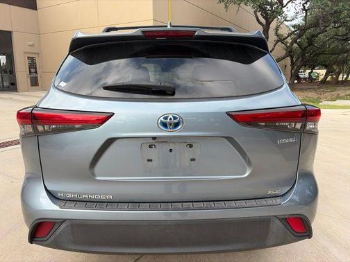 Moon Dust 2022 Toyota Highlander Hybrid XLE