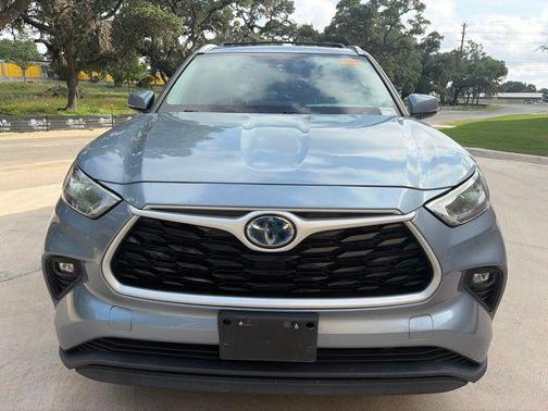 Moon Dust 2022 Toyota Highlander Hybrid XLE