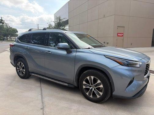 Moon Dust 2022 Toyota Highlander Hybrid XLE