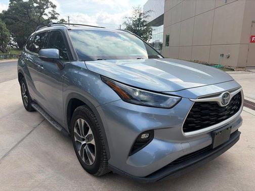 Moon Dust 2022 Toyota Highlander Hybrid XLE