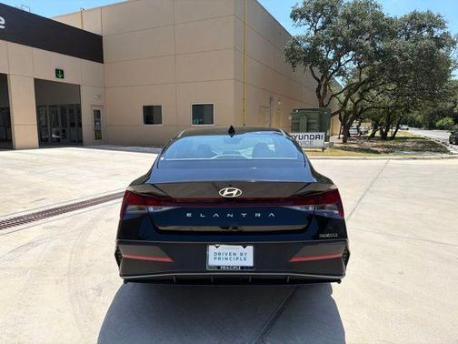 Abyss Black 2026 Hyundai ELANTRA SE