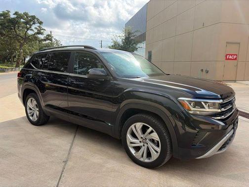 Deep Black Pearl 2023 Volkswagen Atlas 3.6L SE w/Technology