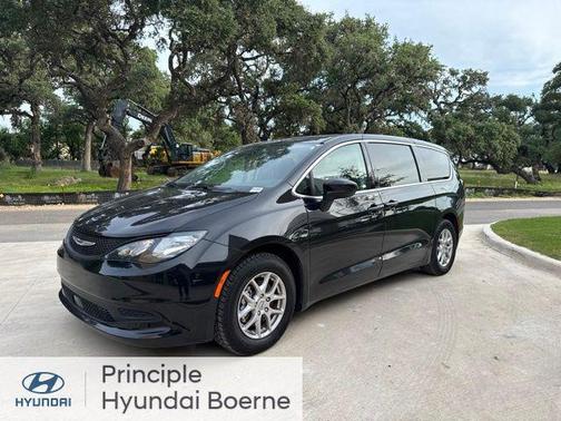 Brilliant Black Crystal Pearlcoat 2022 Chrysler Voyager LX