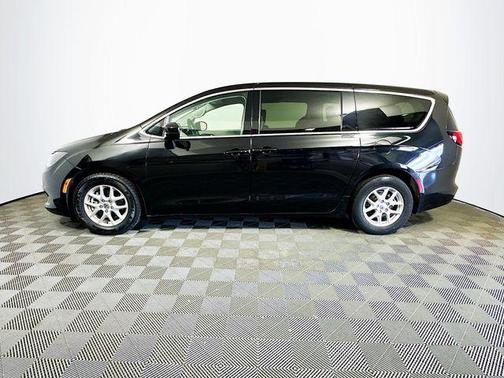 Brilliant Black Crystal Pearlcoat 2022 Chrysler Voyager LX