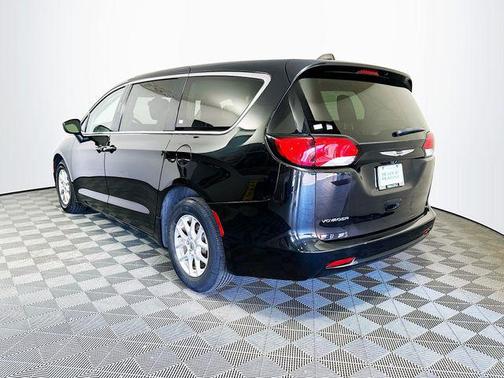 Brilliant Black Crystal Pearlcoat 2022 Chrysler Voyager LX