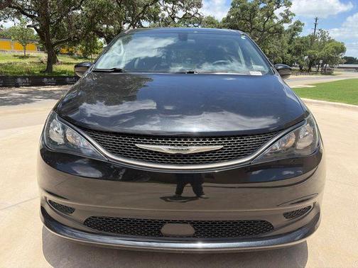 Brilliant Black Crystal Pearlcoat 2022 Chrysler Voyager LX
