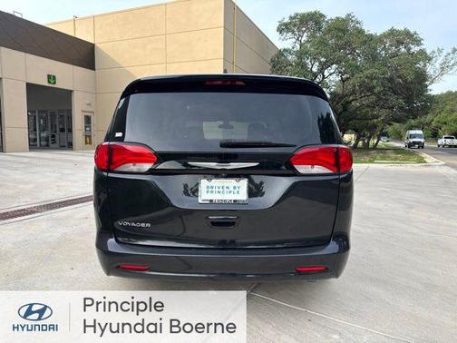 Brilliant Black Crystal Pearlcoat 2022 Chrysler Voyager LX