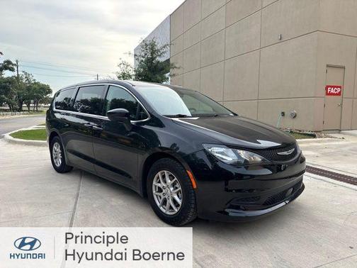 Brilliant Black Crystal Pearlcoat 2022 Chrysler Voyager LX