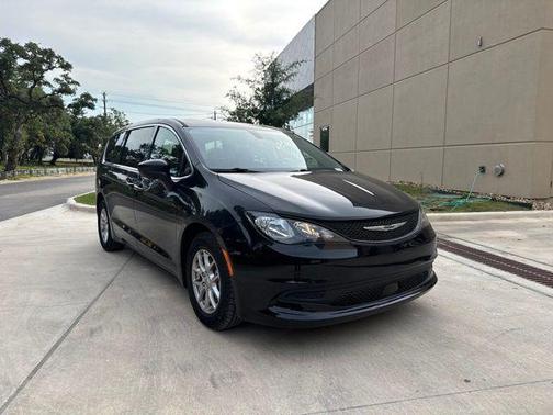 Brilliant Black Crystal Pearlcoat 2022 Chrysler Voyager LX