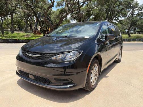 Brilliant Black Crystal Pearlcoat 2022 Chrysler Voyager LX