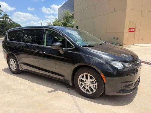 Brilliant Black Crystal Pearlcoat 2022 Chrysler Voyager LX