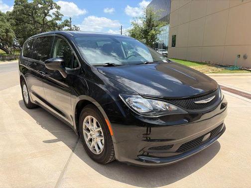Brilliant Black Crystal Pearlcoat 2022 Chrysler Voyager LX