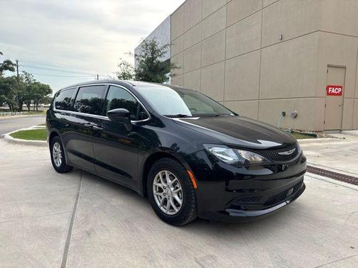 Brilliant Black Crystal Pearlcoat 2022 Chrysler Voyager LX