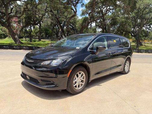 Brilliant Black Crystal Pearlcoat 2022 Chrysler Voyager LX