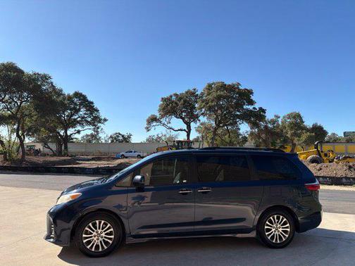 Parisian Night Pearl 2019 Toyota Sienna XLE