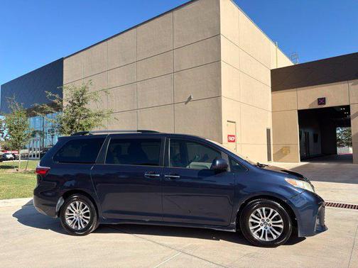 Parisian Night Pearl 2019 Toyota Sienna XLE