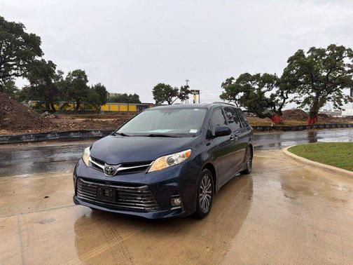 Parisian Night Pearl 2019 Toyota Sienna XLE