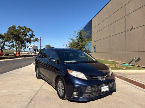 Parisian Night Pearl 2019 Toyota Sienna XLE