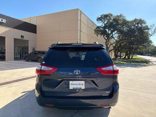 Parisian Night Pearl 2019 Toyota Sienna XLE