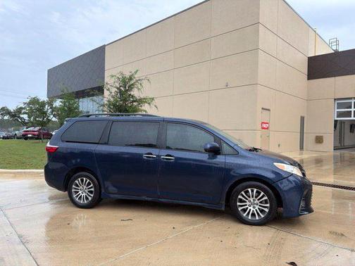 Parisian Night Pearl 2019 Toyota Sienna XLE