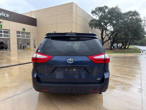 Parisian Night Pearl 2019 Toyota Sienna XLE