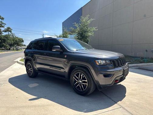 Granite Crystal Metallic Clearcoat 2017 Jeep Grand Cherokee Trailhawk