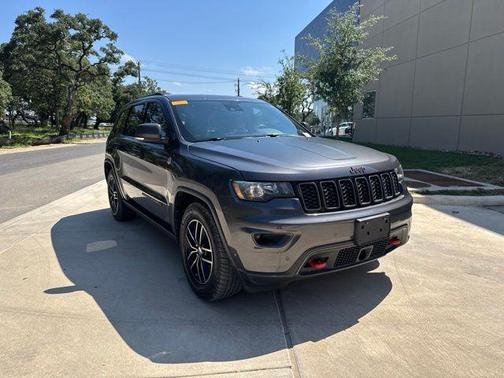 Granite Crystal Metallic Clearcoat 2017 Jeep Grand Cherokee Trailhawk