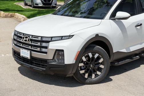Atlas White 2025 Hyundai SANTA CRUZ SE