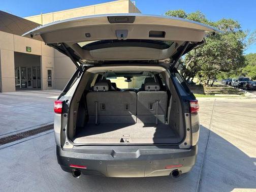 Pepperdust Metallic 2018 Chevrolet Traverse LT Leather