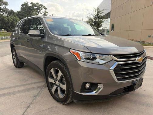 Pepperdust Metallic 2018 Chevrolet Traverse LT Leather