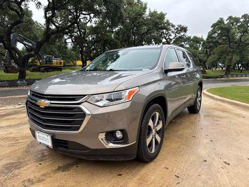 Pepperdust Metallic 2018 Chevrolet Traverse LT Leather