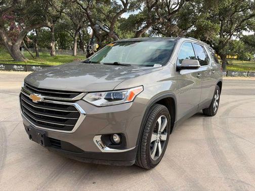 Pepperdust Metallic 2018 Chevrolet Traverse LT Leather