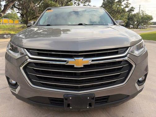 Pepperdust Metallic 2018 Chevrolet Traverse LT Leather