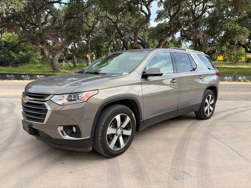 Pepperdust Metallic 2018 Chevrolet Traverse LT Leather