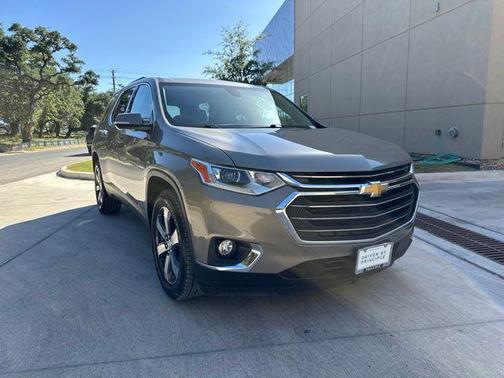 Pepperdust Metallic 2018 Chevrolet Traverse LT Leather