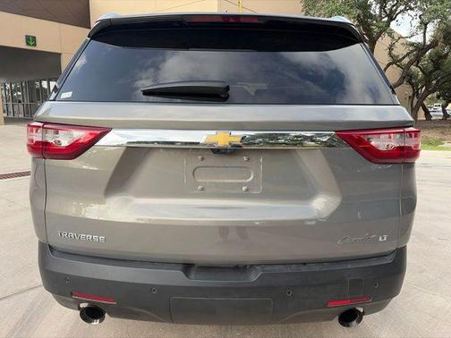 Pepperdust Metallic 2018 Chevrolet Traverse LT Leather