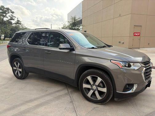 Pepperdust Metallic 2018 Chevrolet Traverse LT Leather
