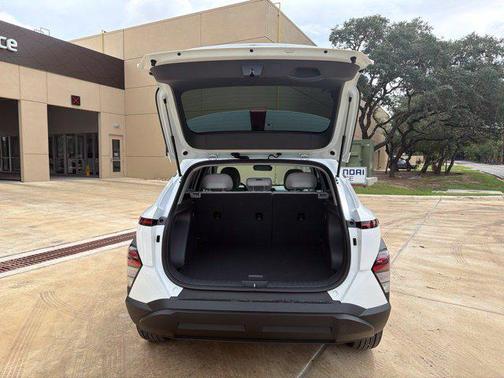 Atlas White 2027 Hyundai KONA SE