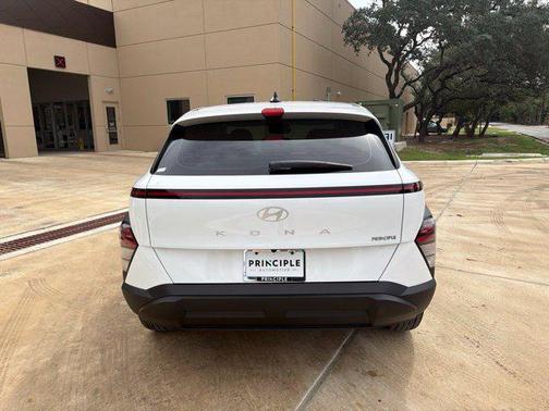 Atlas White 2027 Hyundai KONA SE