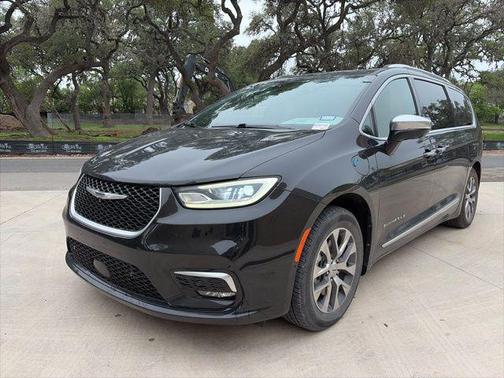 Brilliant Black Crystal Pearlcoat 2022 Chrysler Pacifica L
