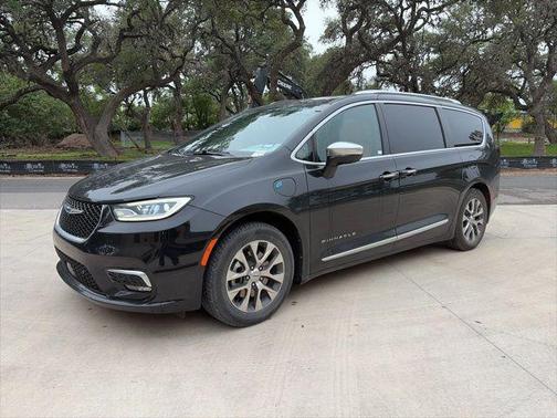 Brilliant Black Crystal Pearlcoat 2022 Chrysler Pacifica L