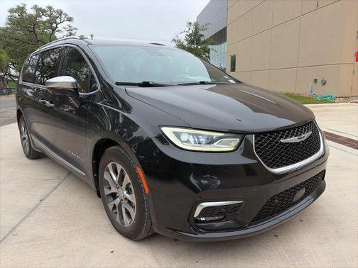 Brilliant Black Crystal Pearlcoat 2022 Chrysler Pacifica L
