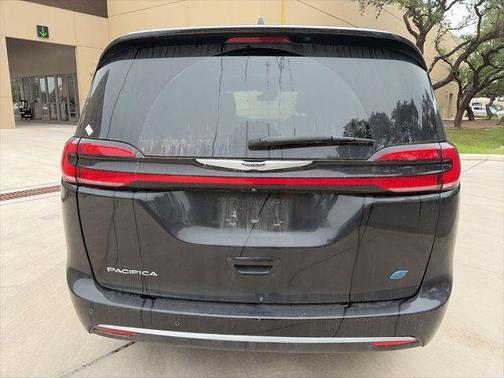 Brilliant Black Crystal Pearlcoat 2022 Chrysler Pacifica L